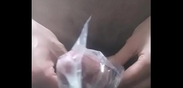  Formas de masturbarse y me corro en una bolsa plastica mientras miro videos porno